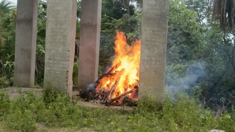 Ahmedabad Plane Crash: 5 दिन बाद मिला प्रकाश चंद्र मेनारिया का शव, बेटों ने नम आंखों से किया पिता का अंतिम संस्कार Ahmedabad Plane Crash: 5 दिन बाद मिला प्रकाश चंद्र मेनारिया का शव, बेटों ने नम आंखों से किया पिता का अंतिम संस्कार