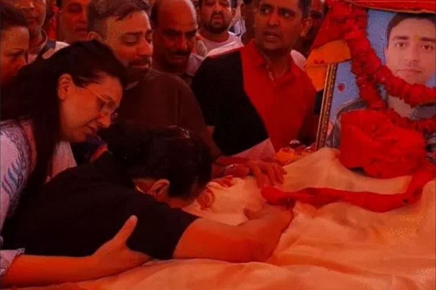 जयपुर में पायलट राजवीर के अंतिम संस्कार के दौरान की भावुक कर देने वाली तस्वीर. जयपुर में पायलट राजवीर के अंतिम संस्कार के दौरान की भावुक कर देने वाली तस्वीर.