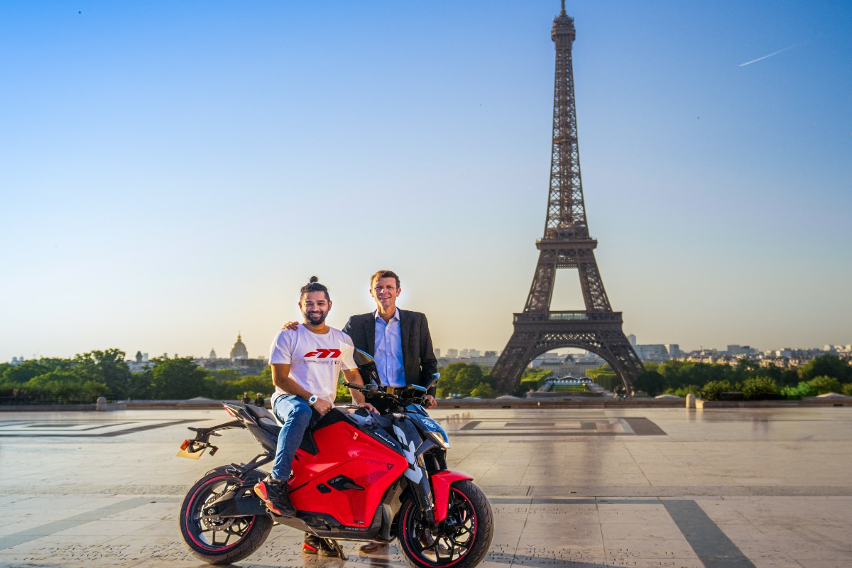 Narayan Subramaniam, CEO & Co-founder Ultraviolette with Ghislain Lestienne, President & Founder of Pink Mobility_5 Narayan Subramaniam, CEO & Co-founder Ultraviolette with Ghislain Lestienne, President & Founder of Pink Mobility_5