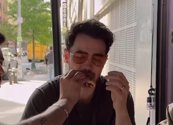 Watch: Jonas Brothers' Hilarious Foodie Moment Is Too Relatable To Miss Watch: Jonas Brothers' Hilarious Foodie Moment Is Too Relatable To Miss