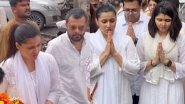 Watch: Mannara Chopra Breaks Down At Her Father's Funeral In Mumbai