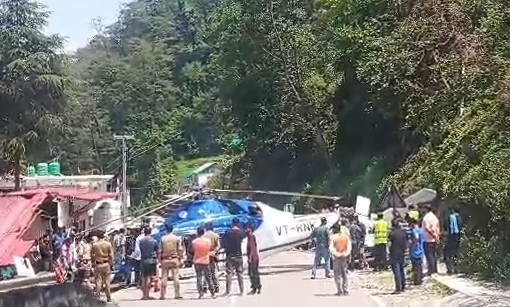 केदारनाथ में टला बड़ा हादसा, हाईवे पर करानी पड़ी हेलीकॉप्टर की इमरजेंसी लैंडिंग, देखें वीडियो