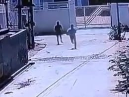 ACB Action: पीएम सूर्य घर योजना में रिश्वत का खेल, घूस का पैसा लेकर भाग रहे AEN को दौड़ा-दौड़ा कर पकड़ा...सामने आया वीडियो ACB Action: पीएम सूर्य घर योजना में रिश्वत का खेल, घूस का पैसा लेकर भाग रहे AEN को दौड़ा-दौड़ा कर पकड़ा...सामने आया वीडियो