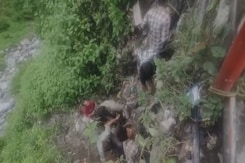 2 Killed, 3 Injured In Landslide Along Route To Kedarnath Shrine 2 Killed, 3 Injured In Landslide Along Route To Kedarnath Shrine