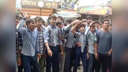 MP में मंत्री के घर के बाहर&nbsp;छात्रों और अभिभावकों का प्रदर्शन, स्कूल की मान्यता को लेकर फंसा पेंच