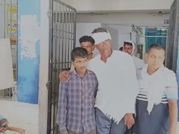 शादी में जयमाला से इनकार तो बारातियों ने जमकर काटा बवाल, लाठी-डंडों से वधू पक्ष के लोगों को दौड़ा-दौड़ाकर पीटा शादी में जयमाला से इनकार तो बारातियों ने जमकर काटा बवाल, लाठी-डंडों से वधू पक्ष के लोगों को दौड़ा-दौड़ाकर पीटा