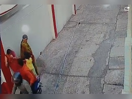 बिहार : शिक्षिका के गले से चैन छीन ले गए बाइक सवार बदमाश, CCTV में कैद घटना बिहार : शिक्षिका के गले से चैन छीन ले गए बाइक सवार बदमाश, CCTV में कैद घटना