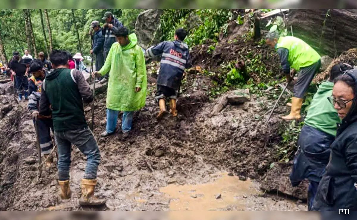 Над 1600 туристи са евакуирани от два града в Северен