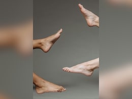 क्या आपको भी बेड, चारपाई, कुर्सी पर बैठे-बैठे पैर हिलाने की आदत है, जानिए यह शुभ है या अशुभ