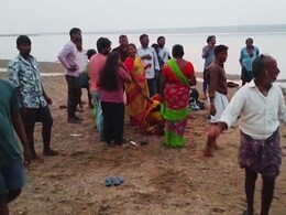 Godavari River : तेलंगणाच्या सीमेवरील धरणात सहा मुलं बुडाली, नदीच्या किनाऱ्यावर कुटुंबीयांचा आक्रोश Godavari River : तेलंगणाच्या सीमेवरील धरणात सहा मुलं बुडाली, नदीच्या किनाऱ्यावर कुटुंबीयांचा आक्रोश