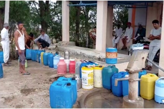 पानी भरने के लिए लगी लाइन.