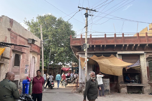 बाज़ार राजनीतिक भविष्य को लेकर सट्टे लगाने के लिए मशहूर रहा है. बाज़ार राजनीतिक भविष्य को लेकर सट्टे लगाने के लिए मशहूर रहा है.