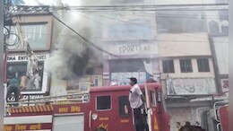 Katni News :&nbsp;मेन रोड स्थित अगरबत्ती की दुकान में लगी भीषण आग, पूरे इलाके में फैला धुआं; लाखों का नुकसान