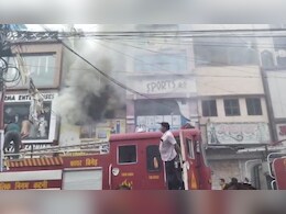 Katni News : मेन रोड स्थित अगरबत्ती की दुकान में लगी भीषण आग, पूरे इलाके में फैला धुआं; लाखों का नुकसान