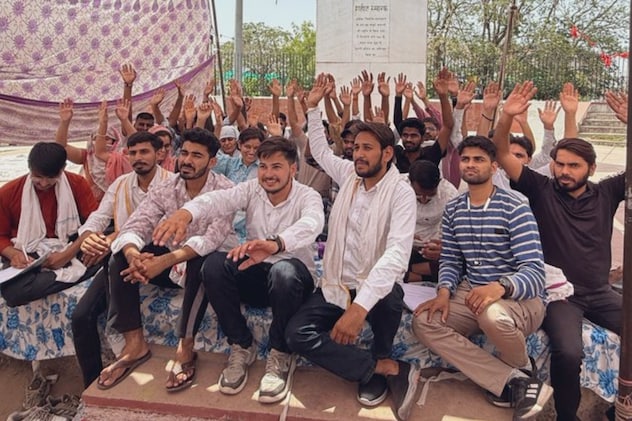 जयपुर में धरने पर बैठे युवा