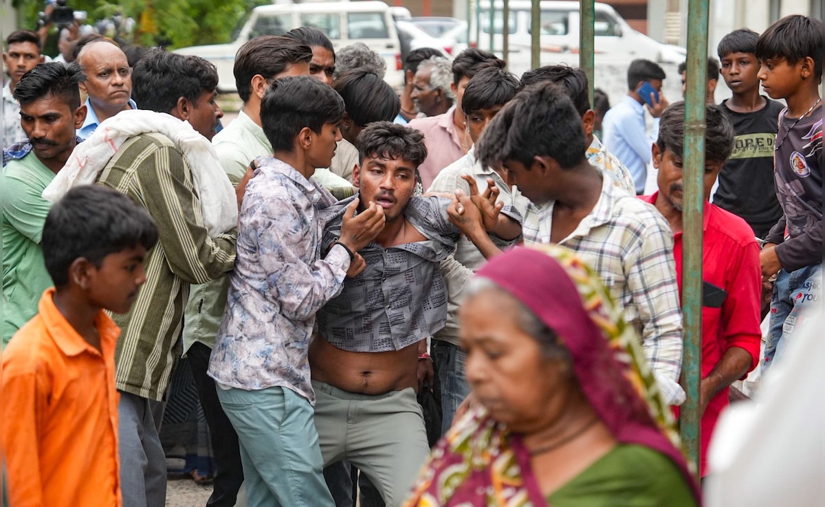 अहमदाबाद प्लेन क्रैश हादसे में अपनों को खोने का गम लोगों के चेहरों पर साफ दिखाई दे रहा है. रोते बिलखते लोग अस्पताल के बाहर दिखाई दे रहे हैं. अहमदाबाद प्लेन क्रैश हादसे में अपनों को खोने का गम लोगों के चेहरों पर साफ दिखाई दे रहा है. रोते बिलखते लोग अस्पताल के बाहर दिखाई दे रहे हैं.