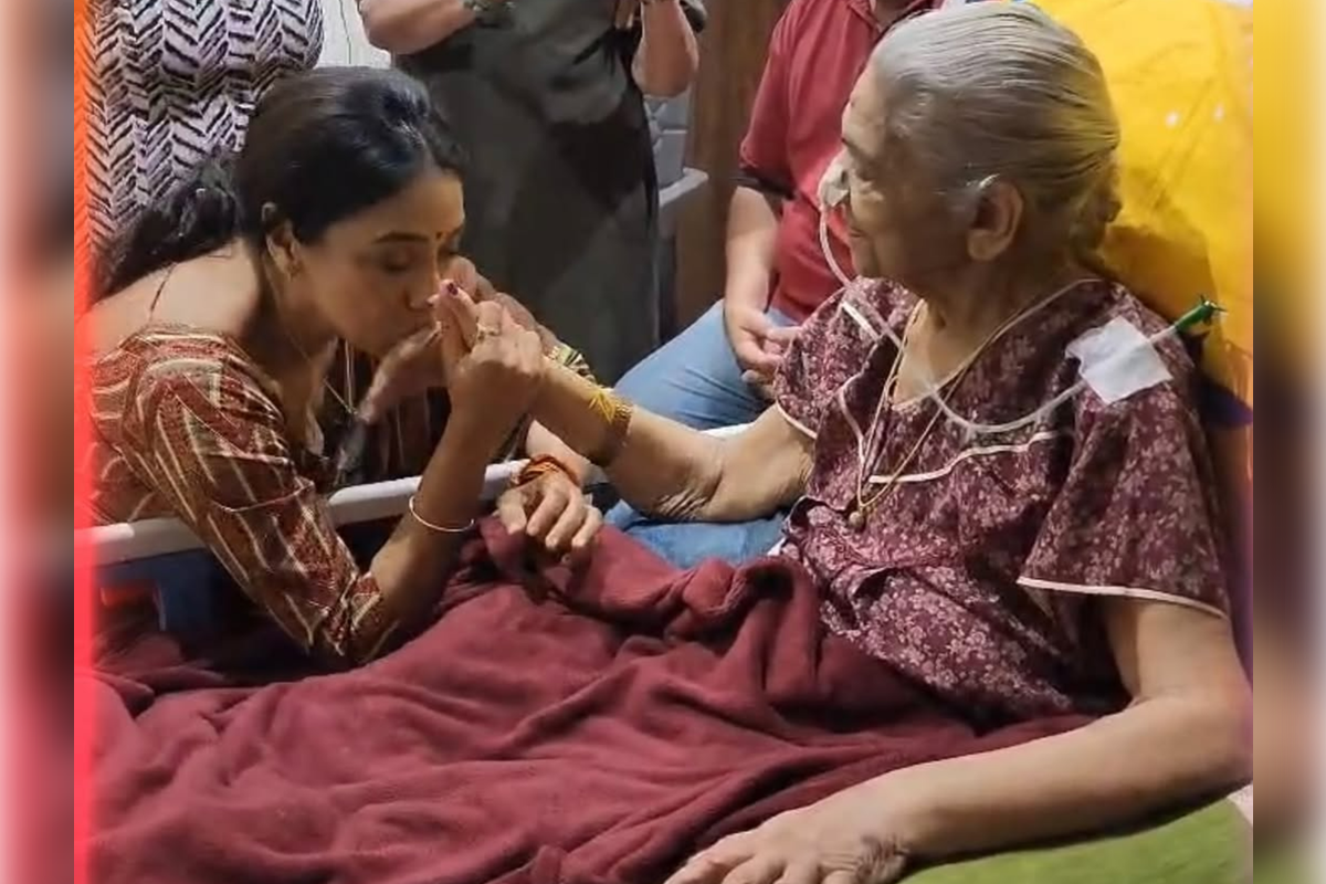 Rupali Ganguly Mourns the Demise of Viraj Ghelani's Grandmother; Says, "You Will Be Missed"