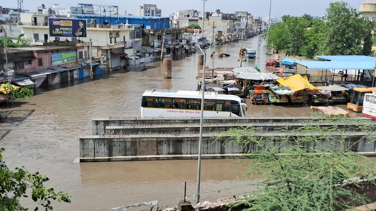 मानसून में घर और गाड़ी को हुआ नुकसान ? जानिए मॉनसून डैमेज पर क्या-क्या कवर करता है आपका इंश्योरेंस प्लान