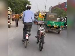 खुद साइकिल पर चलने वाले पिता ने बच्चे के लिए खरीदी नई Cycle, एक हाथ से पकड़कर ले जाते दिखे, तस्वीर देख भर आएगा दिल खुद साइकिल पर चलने वाले पिता ने बच्चे के लिए खरीदी नई Cycle, एक हाथ से पकड़कर ले जाते दिखे, तस्वीर देख भर आएगा दिल