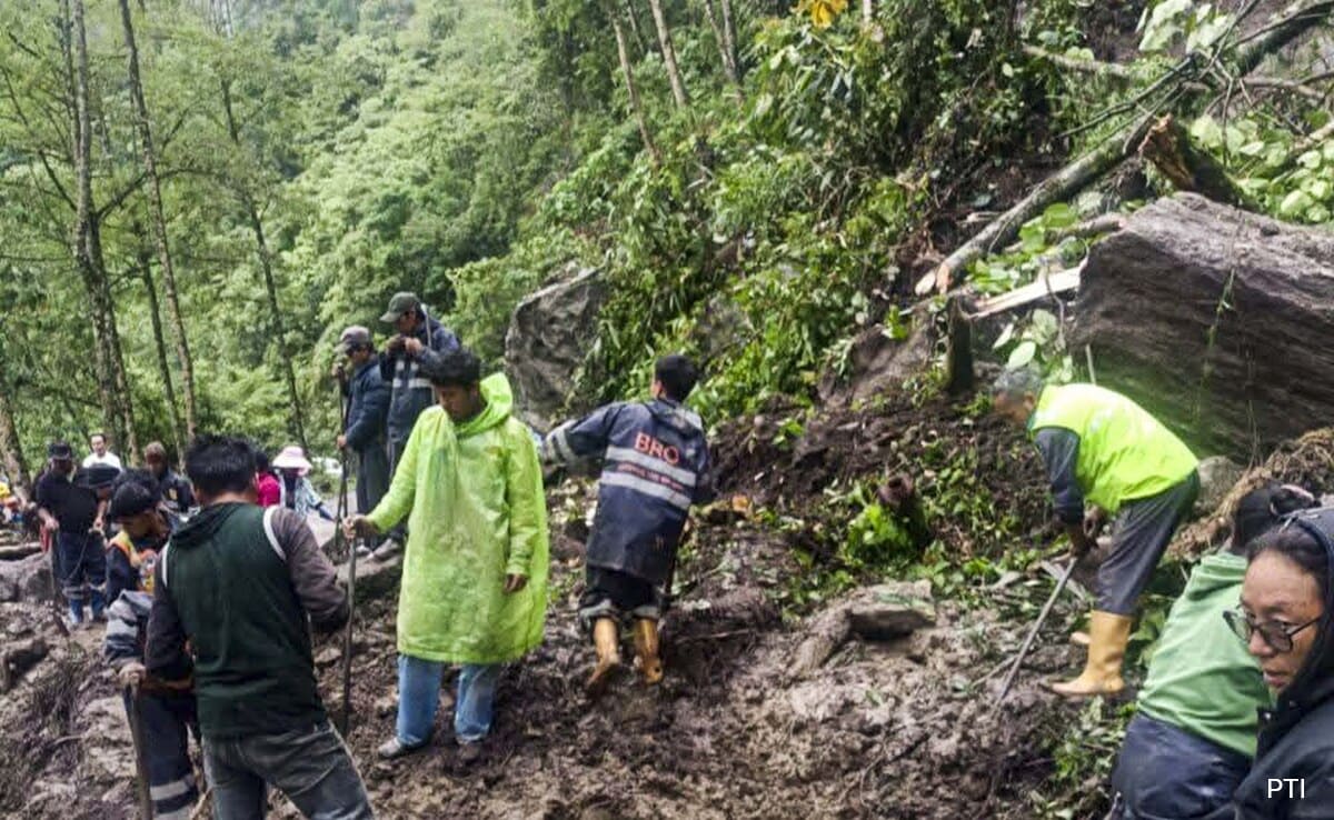 Гангток Първата партида от 18 туристически превозни средства от северния