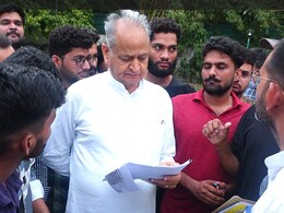 RAS परीक्षा स्थगित करने को लेकर पूर्व CM गहलोत से मिले अभ्यर्थी, भाजपा पर लगाया वादाखिलाफी का आरोप RAS परीक्षा स्थगित करने को लेकर पूर्व CM गहलोत से मिले अभ्यर्थी, भाजपा पर लगाया वादाखिलाफी का आरोप