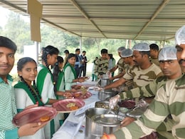 सीआईएसएफ के 'श्री अन्न' अभियान की सफलता :  बल सदस्यों के भोजन में श्री अन्न की खपत 30% से अधिक हुई सीआईएसएफ के 'श्री अन्न' अभियान की सफलता :  बल सदस्यों के भोजन में श्री अन्न की खपत 30% से अधिक हुई