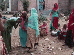 राजस्थान में पानी के लिए आपस में लड़ी महिलाएं, मटका फोड़ प्रदर्शन के बाद भी नींद में हैं अधिकारी! राजस्थान में पानी के लिए आपस में लड़ी महिलाएं, मटका फोड़ प्रदर्शन के बाद भी नींद में हैं अधिकारी!