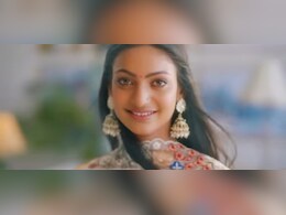 मोनालिसा के पहले म्यूजिक वीडियो का फर्स्ट लुक आया सामने, दिखा नशीली आंखों का जादू मोनालिसा के पहले म्यूजिक वीडियो का फर्स्ट लुक आया सामने, दिखा नशीली आंखों का जादू