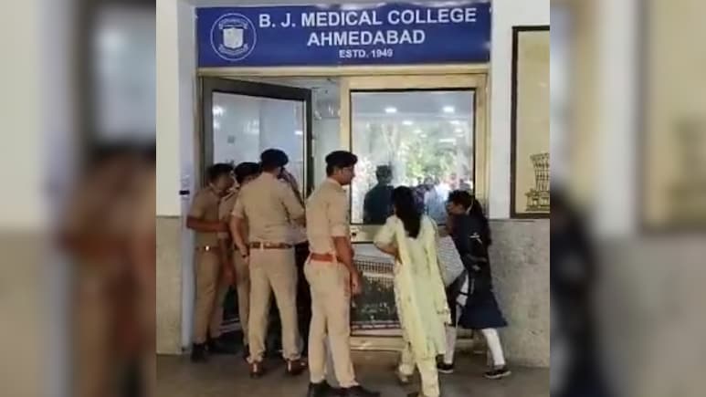 Plane Crash: विमान हादसे में मृत लोगों की पहचान बनी चुनौती, DNA जांच के लिए पूर्व CM के बेटे भी पहुंचे  