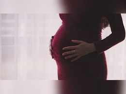 बेटे के दोस्त से शादी कर 50 की उम्र में मां बनी दुल्हन, फिर सुनाई प्रेग्नेंसी की खबर बेटे के दोस्त से शादी कर 50 की उम्र में मां बनी दुल्हन, फिर सुनाई प्रेग्नेंसी की खबर