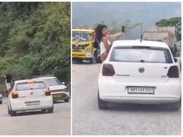 चलती कार से बाहर झूलते हुए लड़की ने बनाया वीडियो, पुलिस ने काटा 1500 रुपये का चालान