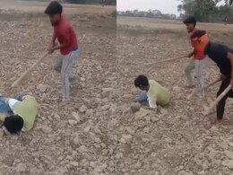 इंसानियत शर्मसार! यूपी में युवक की सरेआम होती रही बेरहमी से पिटाई, वीडियो बनाते रहे लोग इंसानियत शर्मसार! यूपी में युवक की सरेआम होती रही बेरहमी से पिटाई, वीडियो बनाते रहे लोग