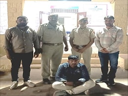 अनजान नंबर से पत्नी को मैसेज, मिलने पहुंचा और ऐसे पकड़ा गया 25 हजार का इनामी तस्कर अनजान नंबर से पत्नी को मैसेज, मिलने पहुंचा और ऐसे पकड़ा गया 25 हजार का इनामी तस्कर