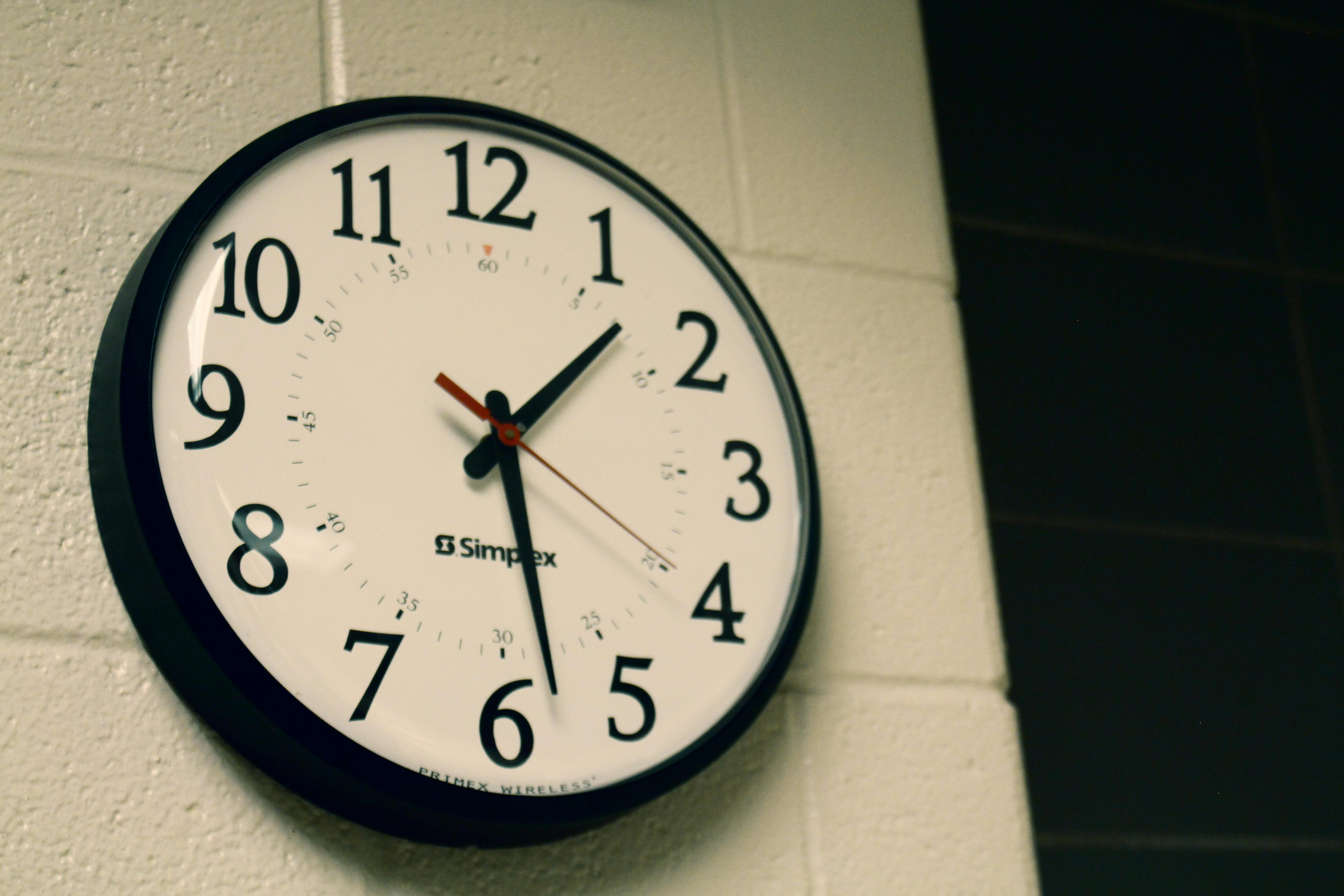 Turn Your Walls Into Showstoppers With Designer Clocks At Up To 55% Off On Myntra EORS