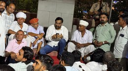 SI भर्ती रद्द को लेकर 54वें दिन बारिश में भी डटे रहे प्रदर्शनकारी, बेनीवाल बोले-&nbsp; सरकार को झुकाकर ही दम लेंगे
