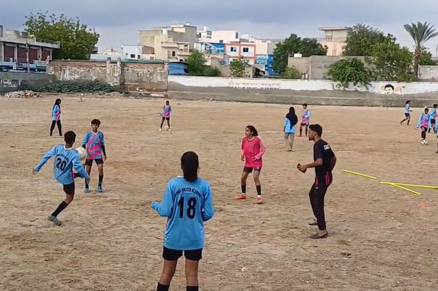 फुटबॉल खेलती लड़कियां