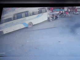 Accident News: उज्जैन के मंदिर में घुसी बस, कई गाड़ियां आई चपेट में... जानें - पूरा मामला Accident News: उज्जैन के मंदिर में घुसी बस, कई गाड़ियां आई चपेट में... जानें - पूरा मामला
