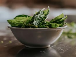 एक कटोरी खा लिए ये पत्ते तो स्किन को मिलेगा विटामिन ए, सही होगा स्किन का टेक्सचर, Dermatologist ने बताया इन Leaves का नाम एक कटोरी खा लिए ये पत्ते तो स्किन को मिलेगा विटामिन ए, सही होगा स्किन का टेक्सचर, Dermatologist ने बताया इन Leaves का नाम
