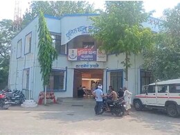 Sagar Accident: तेज रफ्तार ट्रक ने मचाई भारी तबाही, पहले ट्रैक्टर को मारी टक्कर... फिर दुकान में जा घुसा, सरपंच घायल