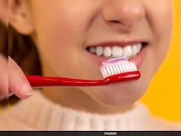 रात को सोने से पहले ब्रश करना क्यों है जरूरी? डॉक्टर से जानें एक दिन में कितनी बार ब्रश करें