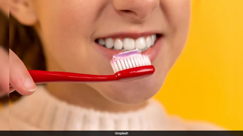 रात को सोने से पहले ब्रश करना क्यों है जरूरी? डॉक्टर से जानें एक दिन में कितनी बार ब्रश करें