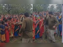 खूंखार नक्सली हिड़मा के गांव में CRPF के जवान बने दुल्हन के भाई, नेग दिया फिर बेटी और ग्रामीणों के साथ थिरकाए कदम  खूंखार नक्सली हिड़मा के गांव में CRPF के जवान बने दुल्हन के भाई, नेग दिया फिर बेटी और ग्रामीणों के साथ थिरकाए कदम