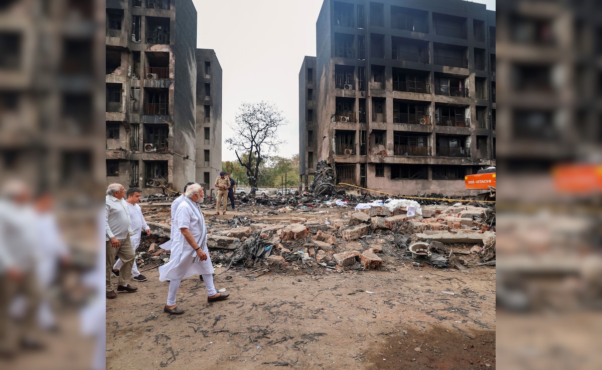 The prime minister spent around 10 minutes at the hospital. The prime minister spent around 10 minutes at the hospital.