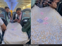 प्लेन में आने-जाने का रास्ता रोककर ताश के पत्ते खेलते दिखे पुरुष यात्री, Video देख लोगों का फूटा गुस्सा, बोले- एक्शन लो प्लेन में आने-जाने का रास्ता रोककर ताश के पत्ते खेलते दिखे पुरुष यात्री, Video देख लोगों का फूटा गुस्सा, बोले- एक्शन लो
