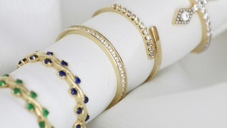 Women के Gold-Plated Bracelets पर जबरदस्त डील्स, High Quality के साथ दिखने में काफी Stylish Women के Gold-Plated Bracelets पर जबरदस्त डील्स, High Quality के साथ दिखने में काफी Stylish