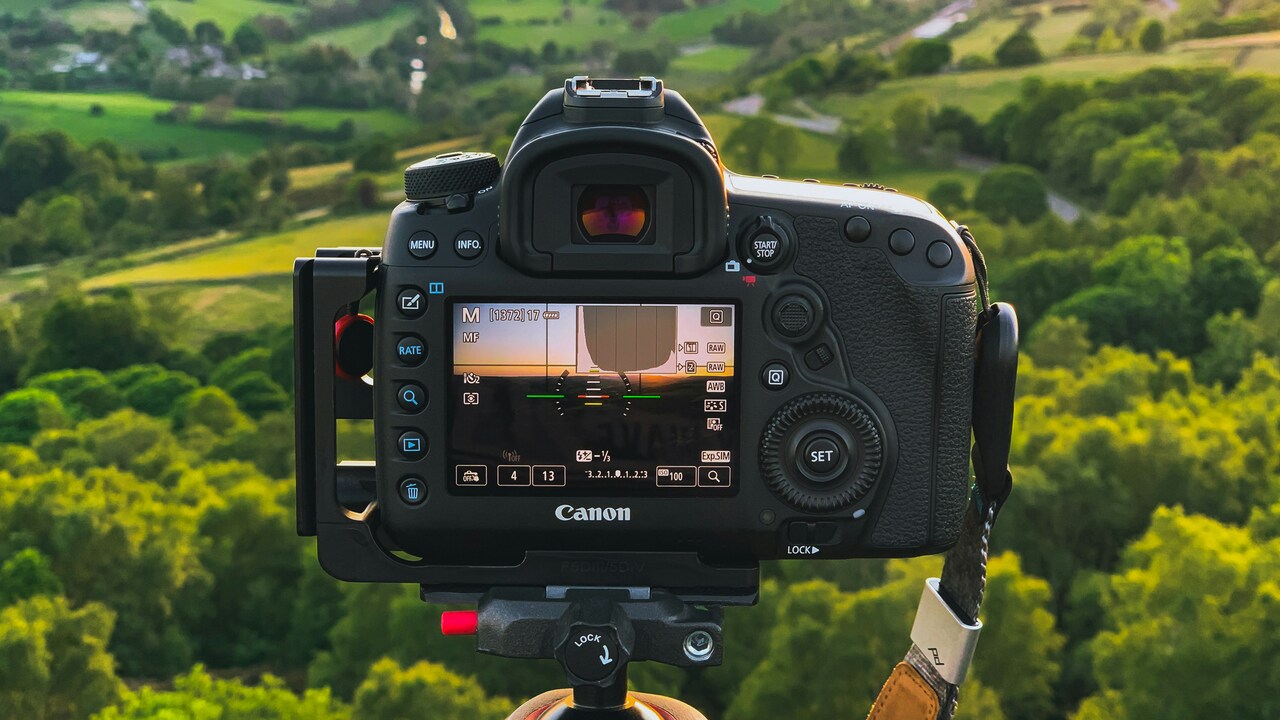 Is a DSLR Still Worth It in the Age of Smartphone Cameras? Find Out Before You Buy