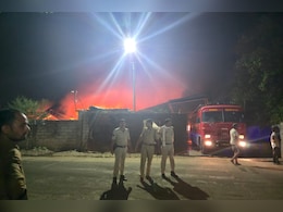 Bhopal Fire: भोपाल के एक कार्टन फैक्ट्री में लगी भीषण आग, फायर ब्रिगेड कर रही काबू पाने की कोशिश Bhopal Fire: भोपाल के एक कार्टन फैक्ट्री में लगी भीषण आग, फायर ब्रिगेड कर रही काबू पाने की कोशिश