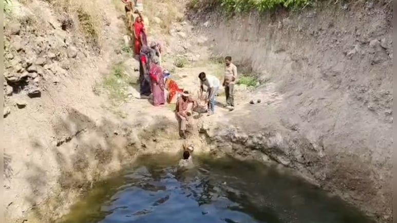 Water Crisis: मटका लेकर 2 किमी दूर से पानी ला रही महिलाएं, भीषण गर्मी में प्यास बुझाने का गड्ढा बना सहारा