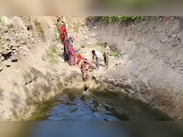 Water Crisis: मटका लेकर 2 किमी दूर से पानी ला रही महिलाएं, भीषण गर्मी में प्यास बुझाने का गड्ढा बना सहारा Water Crisis: मटका लेकर 2 किमी दूर से पानी ला रही महिलाएं, भीषण गर्मी में प्यास बुझाने का गड्ढा बना सहारा