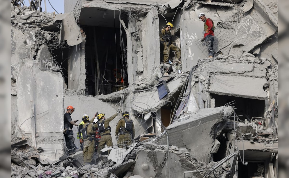 Visuals from Beer Sheva show residential complex being destroyed by the Iranian missile. 